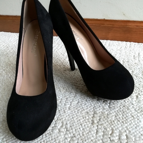 NEW Never Been Worn Black Suede Pumps - Picture 3 of 5